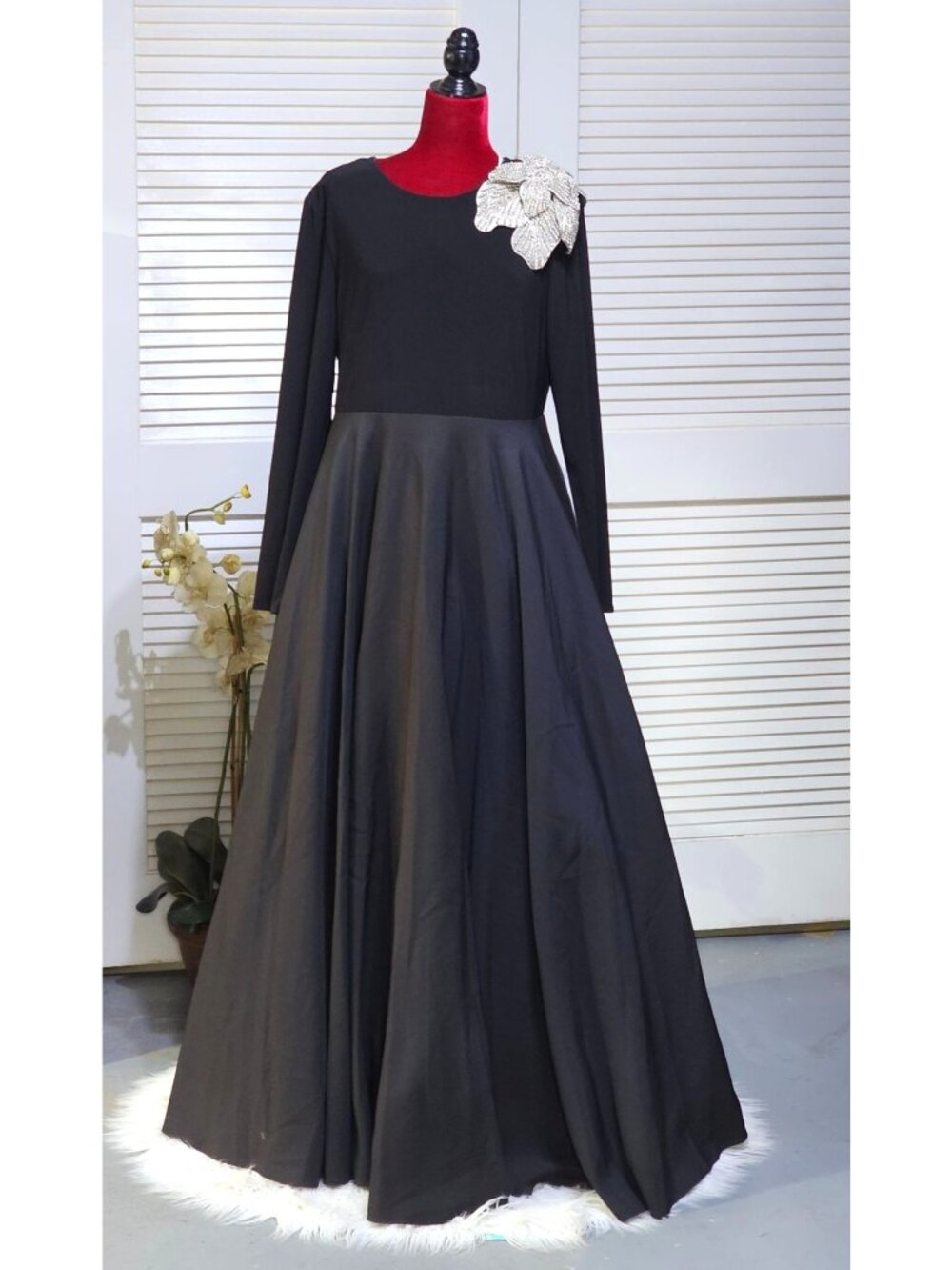 NWT Mac Duggal Women's Black Taffeta Ballgown 3D Rhinestone Flower Size 14 2809